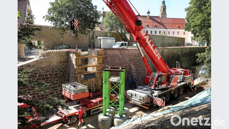 Es ist angerichtet für den neuen Pioniersteg. Die Widerlager sind neu gebaut, der große Autokran steht bereit. Am Mittwoch wird er die Brücke aus Cortenstahl einheben. Bild: Wolfgang Steinbacher