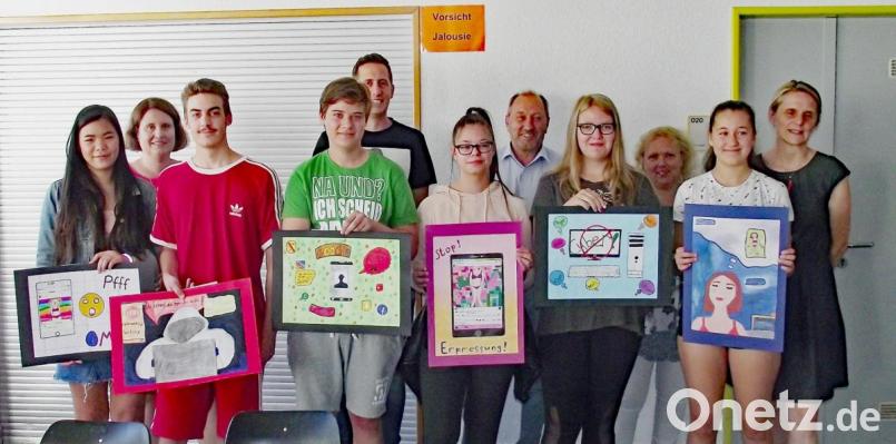 Die Preisträger des Malwettbewerbs der Max-Reger-Schule zeigen ihre Bilder, darunter Gewinnerin Nina Wolf (vorne, rechts). Bild: Dobmeier