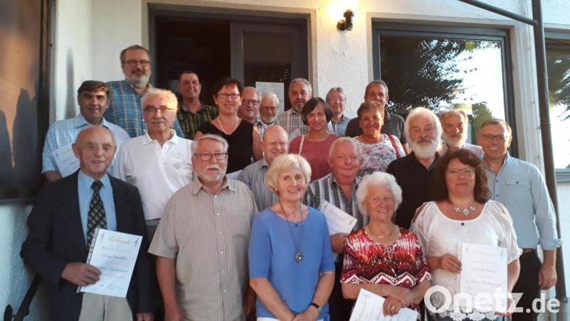 Viele Unterstützer halten der Musikschule seit Jahrzehnten die Treue. Die Verantwortlichen sind darauf stolz und überreichen Urkunden. Bild: kwl