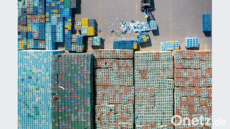 Ein Gabelstapler steht vor einem Getränke-Leergutlager vor umgekippten Kisten. Foto: Arnulf Stoffel/Archiv Bild: Arnulf Stoffel