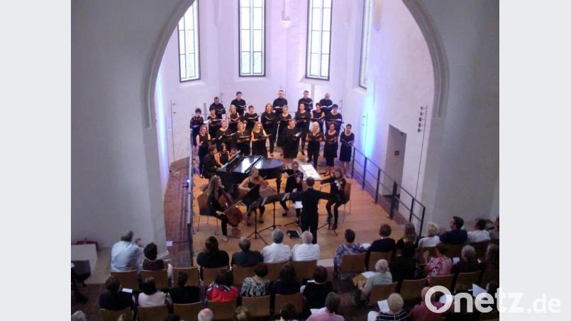 Noch eine Premiere: Speziell für das Konzert wurde der Flügel - eine Leihgabe der Aventinus-Stiftung - aus dem Stadtmuseum kurzzeitig in die Marienkirche transportiert. Zusammen mit den Streichern verlieh sein Einsatz dem Abend eine besondere Note. Bild: aub
