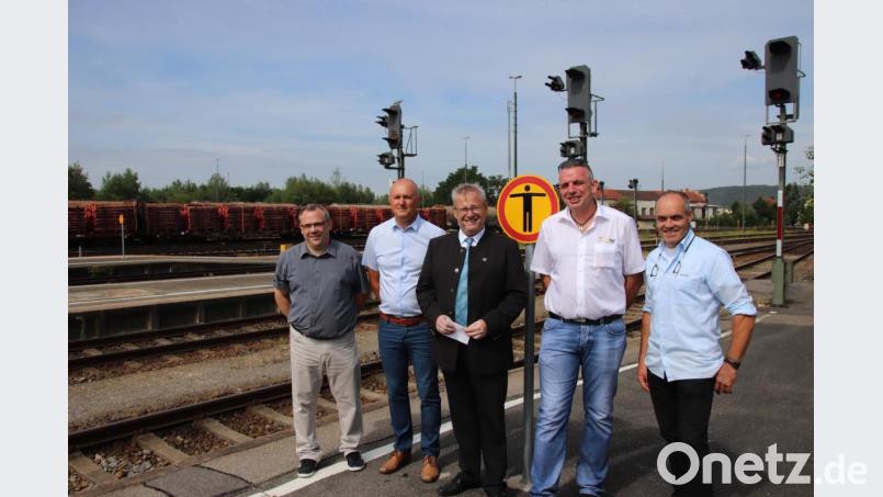 Die Bahnhofsmanager Markus Kassecker und Walter Reichenbach, Oberbürgermeister Andreas Feller und die Taxiunternehmer Thomas Merl und Max zu Eltz (von links) stellten am Bahnhof Schwandorf vor, welche Hilfe man als Behinderter oder Frau mit Kinderwagen bekommt, wenn man auf einen entfernteren Bahnsteig muss. Denn in Schwandorf gibt es keinen Aufzug, der die Bahnsteige barrierefrei verbindet. Bild: Thomas Dobler