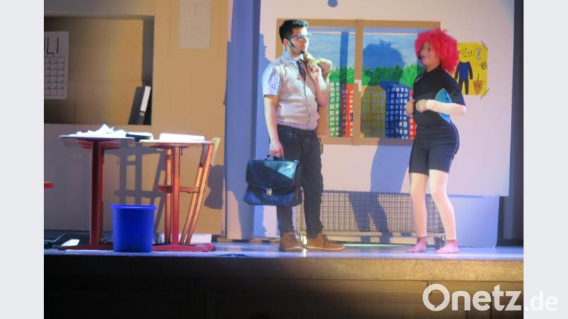 Das Sams (Luna Conrad) wickelt Herrn Taschenbier (Dominik Rashid) ganz schön um ihren Finger. Bild: jzk