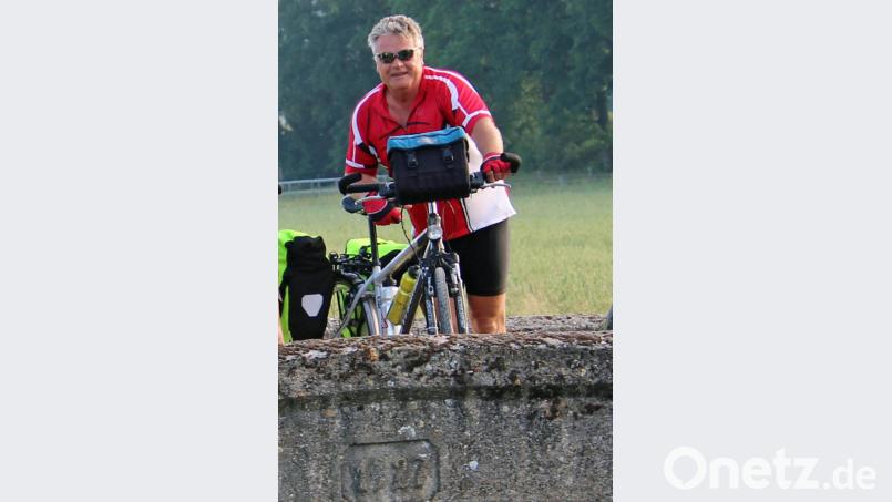 So kannnte man ihn: Uli Plank war vornehmlich mit seinem Rad unterwegs. Wenn er, der verdiente Funktionär, zur DJK nach Dürnsricht kam, stand es drauß0en vor dem Sportheim. Bild: Heimler/exb