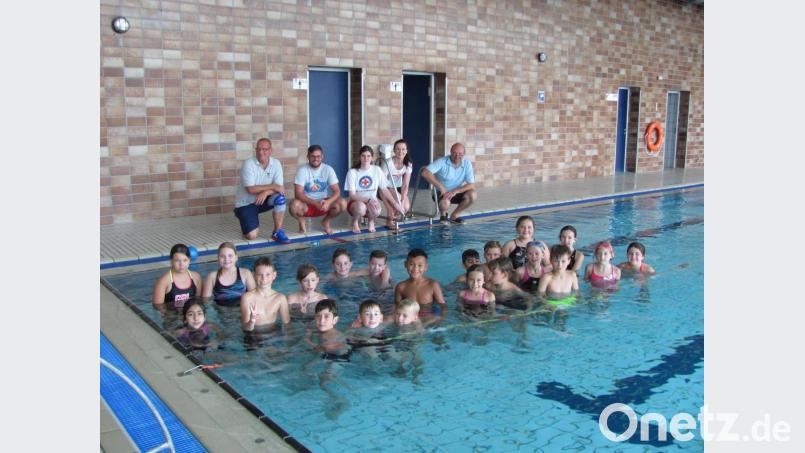 22 Schüler der vierten Klasse der Mittelschule Weiherhammer sind beim Aktionstag &quot;Bayern schwimmt&quot; erfolgreich und legen verschiedene Schwmmabzeichen im Hallenbad Weiherhammer unter Aufsicher der Wasserwacht-Ortsgruppe ab. Bild: sei