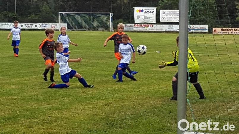 Die jüngsten Nachwuchsfußballer des SV Störnstein sammeln in einem Freundschaftsspiel gegen den TSV Püchersreuth Spielerfahrung. Bild: bgm