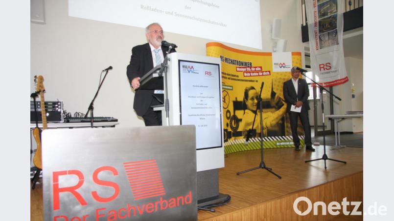 Heinrich Abletzhauser überbrachte die Glückwünsche und Grüße des Dachverbandes. Rechts Uwe Heider, der die Feier leitete. Bild: wro