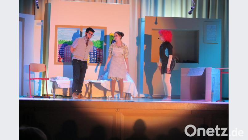 Höhepunkte bei Aufführung sind die oft recht turbulenten Szenen mit Herrn Taschenbier (Dominik Rashid), Frau Rotkohl (Veronica Hecht) und dem Sams (Luna Conrad). Bild: jzk