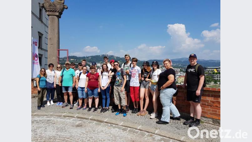 Auf der Aussichtsplattform am Schlossberg stellen sich die Berufsschüler des St. Michaels-Werks mit ihren Lehrern Eva Rößner, Verena Mardanow, Julia Planner und Peter Köstler (von links) zu einem Erinnerungsfoto auf. Bild: exb