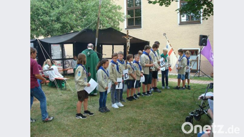 Die St.-Georgs-Pfadfinder gestalteten den Familiengottesdienst zu Beginn des Pfarrfestes mit. Das Motto lautete „Ein Fest des Glaubens“. Bild: wmr