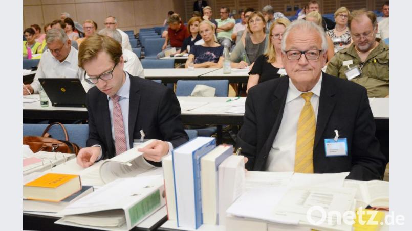 Rechtsanwalt Wolfgang Baumann sprach vielen anwesenden Bürgern aus der Seele: Unter Applaus aus dem Plenum kritisierte er den Erörterungstermin als &quot;rechtswidrig&quot; und forderte die Bundesnetzagentur auf, ihn auszusetzen. Bild: Gabi Schönberger