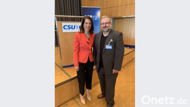 Der Hirschauer Alan Ribica, stellvertretender Schatzmeister im ASP-Landesvorstand, und US-Generalkonsulin Meghan Gregonis. Bild: Andreas Otterbein