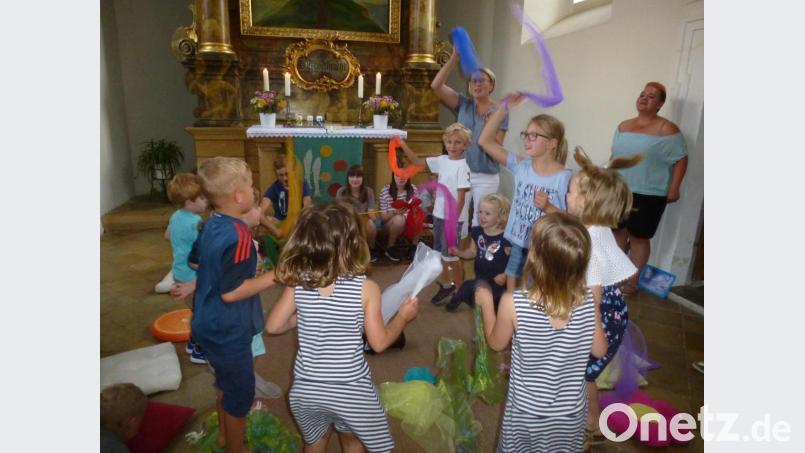 Mehrfach Beifall erhielten die Thansüßer Kinder für ihre Darbietungen in der Kirche. Bild: bk