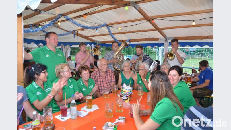 Die Waldthurner &quot;Hulzstouss Boum&quot; brachten ungeheure Stimmung unter die Gäste. Die Mitglieder des Kegelclubs &quot;Gut-Holz&quot; Altenstadt kamen mit großer Abordnung zum Feiern mit den Fußballern vorbei. Bild: dob