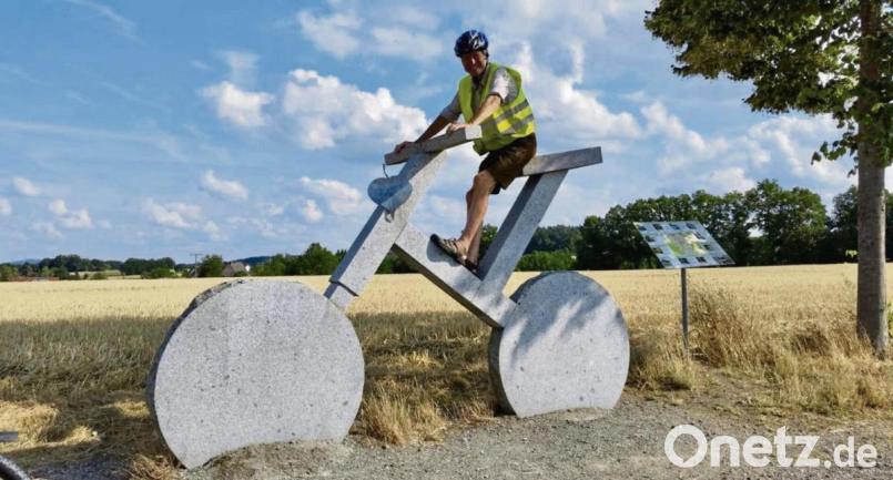 Karlheinz Weigl ist für jeden Spaß zu haben. Auf dem Weg zurück in die Oberpfalz entdeckte er dieses Radl-Kunstwerk an der Strecke und musste es natürlich gleich testen. Ein ideales Abschlussbild für seine 39 Tage dauernde Deutschland-Tour. Bild: Karlheinz Weigl