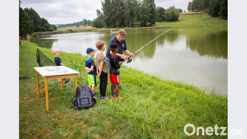 Der leidenschaftliche Angler Bruno Rauch erläuterte den Kindern die Handhabung einer Angel. Bild: gz