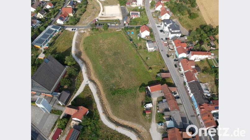 Deutlich ist aus der Luft der ehemalige Raigeringer Fußballplatz zu erkennen. Er soll nach dem Willen des Eigentümers zu einem kleinen Wohngebiet werden. Bild: dkap
