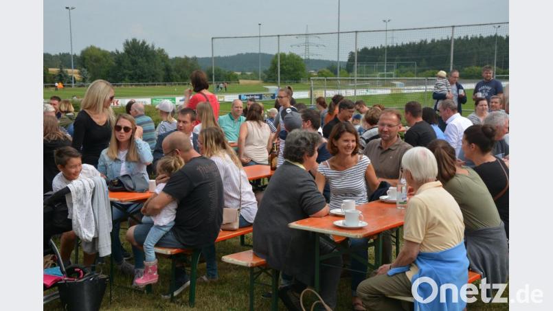 Auf dem Sportgelände des TSV Konnersreuth stieg das Schulfest der Grundschule Konnersreuth. Der Elternbeirat sorgte sich um das leibliche Wohl der vielen Gäste. Bild: jr