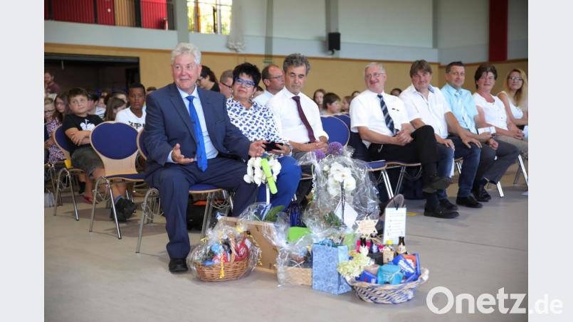 Ein Berg voll Geschenke. Auf dem Bild (von links) Rektor Peter Preisinger mit Ehefrau Andrea und Schulamtsdirektor Rudolf Kunz. Bild: JOCHEN NEUMANN 
ERBENDORF