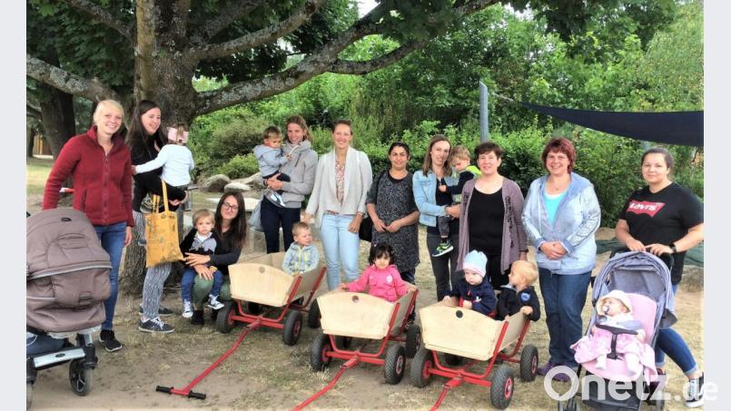 Eltern und Kinder von den Eltern-Kind-Gruppen besuchen mit Leiterin Ingrid Hiller (Dritte von rechts) die katholische Kindertagesstätte "St. Theresia". Bild: rgr