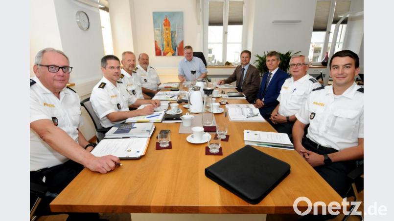 Sicherheitsgespräch bei OB Michael Cerny (Stirnseite des Tisches) in großer Runde: links von ihm Polizeipräsident Norbert Zink, Vizepräsident Thomas Schöniger, der Leiter der Inspektion Amberg, Thomas Lachner, und Werner Schüssel, Leiter des Präsidialbüros; rechts von Cerny Rechtsreferent Bernhard Mitko, stellvertretender KPI-Leiter Günter Grießhammer, VPI-Leiter Friedrich Böhm und stellvertretender PI-Leiter Andreas Weidauer. Bild: Stephan Huber