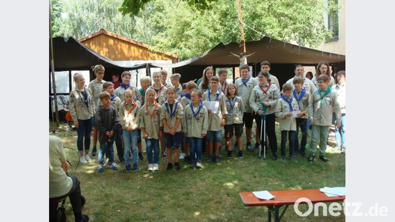 Die Pfadfindergruppe beim Abschlusslied. Bild: wmr
