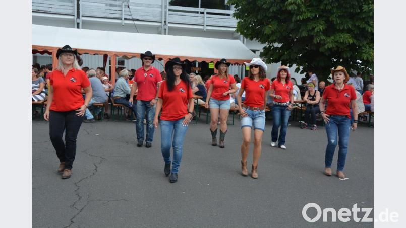 Die Linedancers „The Swinging Hats“ bei ihrem Auftritt Bild: jr