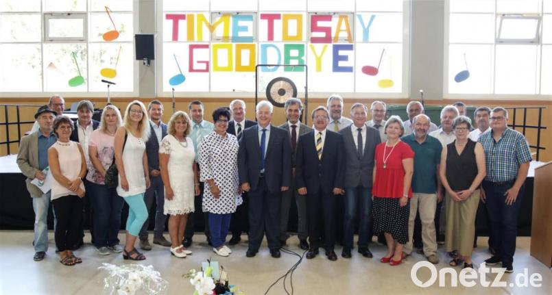 Die ganze Schulfamilie verabschiedete Rektor Peter Preisinger in den wohlverdienten Ruhestand. Mit auf dem Bild Peter Preisinger (Zwölfter von links) mit Ehefrau Andrea (Zehnte von links), Schulamtsdirektor Rudolf Kunz (Dreizehnter von links), Bürgermeister Hans Donko (Vierzehnter von links), Personalratsvorsitzender Wilhelm Trisl (Elfter von rechts), Konrektorin Beate Koch (Achte von links) und Elternbeiratsvorsitzender Martin Gallersdörfer (Siebter von links). Bild: JOCHEN NEUMANN 
ERBENDORF