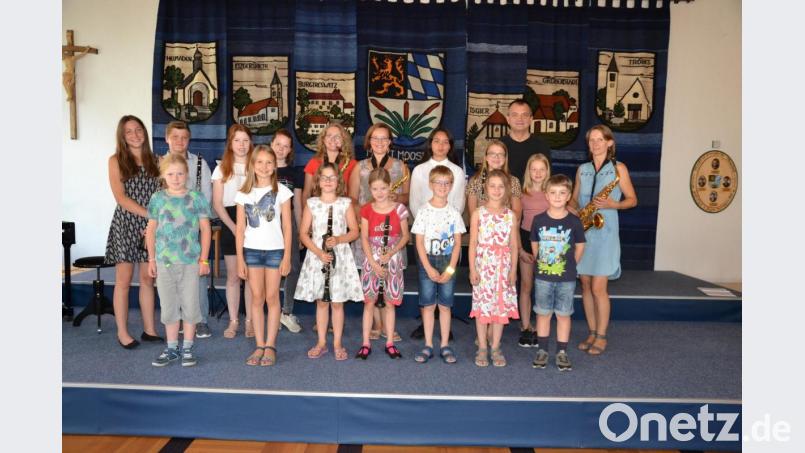 Die Musikschüler zeigen beim Vorspielabend im Rathaussaal ihr Können an Klavier, Saxophon und Klarinette. Lehrerin Daniela Ermer (rechts) leitet sie. Bild: gi