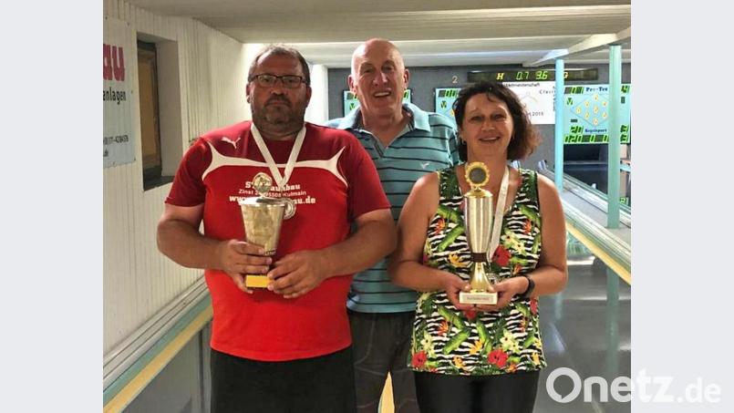 Bei den SCK-Clubmeisterschaften gewinnt Stephan Stüpfert (links) den Baumann-Gedächtnispokal, Birgit Schmolke den Imhof-Pokal. Ihnen gratuliert SCK-Vorsitzender Willi Kreutzer. Bild: hai
