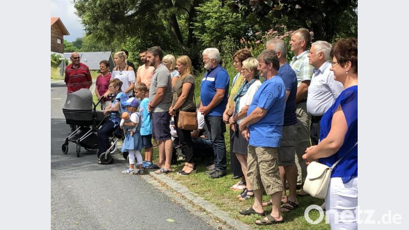 Interessiert folgten die Dorfbewohner den Ausführungen zur Sanierung der Kreuzes-Stätte. Bild: bej