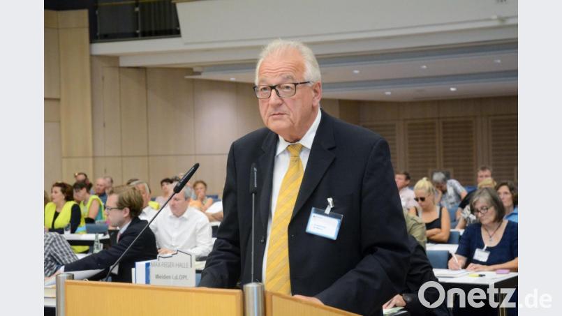 Der Rechtsanwalt Wolfgang Baumann organisierte schon in den 1980er Jahren die Bürgerproteste gegen die WAA Wackersdorf. Nun vertritt er den Landkreis Wunsiedel als Rechtsbeistand im Kampf gegen die Stromtrasse. Bild: Gabi Schönberger