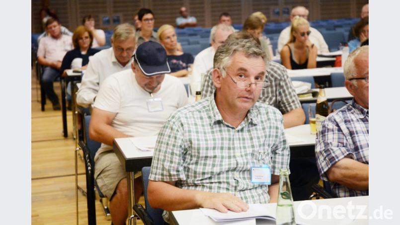 Geschätzt 200 Bürger versammelten sich am Dienstagvormittag, 23. Juli, in der Max-Reger-Halle zum Erörterungstermin mit der Bundesnetzagentur sowie den Vorhabenträgern Tennet und &quot;Hertz50&quot;, um ihre Einwände gegen Süd-Ost-Link vorzutragen. Bild: Gabi Schönberger