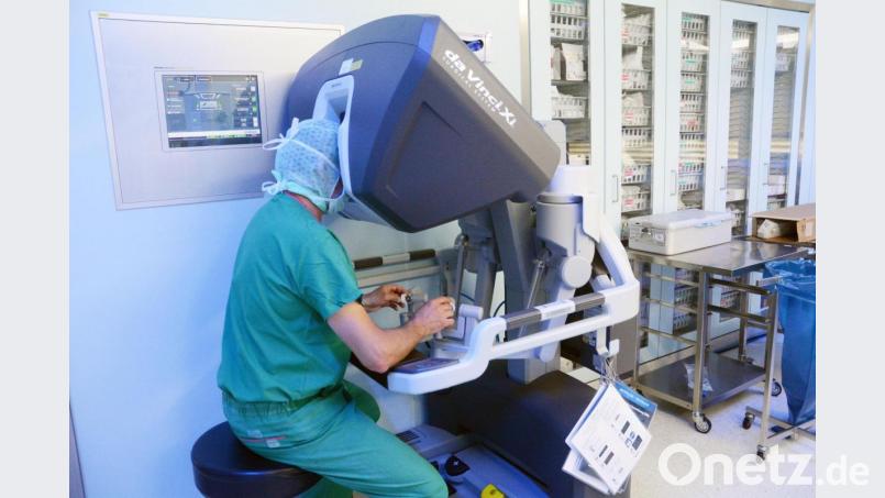 Über diese Konsole neben dem OP-Tisch steuert der Operateur den Eingriff am Patienten. Bild: Gabi Schönberger