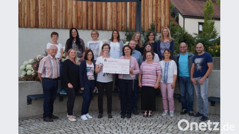 Elternbeiratsvorsitzende Martina Bronold und die Mitglieder des Gremiums überreichten an Kindergartenleiterin Hildegard Kühner und ihr Team einen Scheck über rund 1800 Euro. Kirchenpfleger Josef Saller (links) dankte auch im Namen von Pfarrer Herbert Rösl für den Geldsegen. Bild: sgs