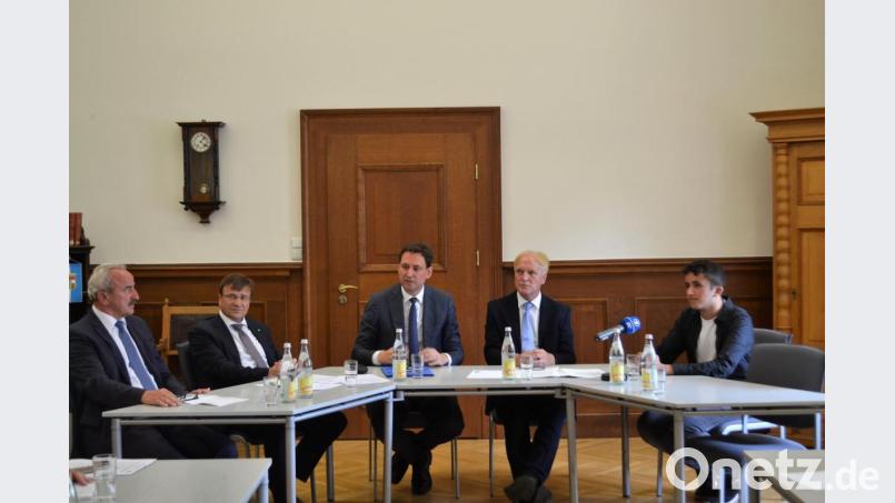 Franz X. Huber (von links), Michael Eibl, Georg Eisenreich, Clemens Prokop und Benito Pfeifle stellten das Projekt „Teen Court“ vor. Bild: ahs