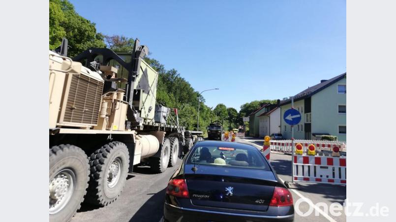 Wegen der Baustelle rechts im Bild darf die Bayreuther Straße derzeit nur einspurig stadteinwärts benutzt werden. Einen Militärkonvoi der US-Armee hunzte das am Dienstag wenig. Er fuhr mit etlichen Lastwagen entgegen der Einbahnrichtung zur Obersdorfer Brücke und zwang die eigentlich bevorrechtigte andere Seite zum Warten. Dort bildete sich kurzzeitig eine längere Schlange an Pkw, die ebenfalls an einen Konvoi erinnerte. Bild: Peter Bublitz