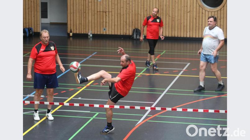 Gefühl ist hier alles: Fußballtennis ist nicht kampf- und körperbetont, sondern bietet Spielern jeder Altersklasse die Möglichkeit, ihr fußballerisches und technisches Talent zu zeigen. Bild: Wolfgang Steinbacher
