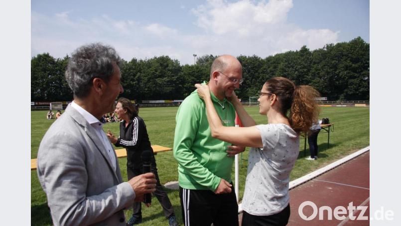 Der künftige Ebnather Mittelschul-Rektor, Alexander Köstler (Bildmitte), unterstützte viele Jahre lang die Landkreis-Schulsportfeste. Dafür sagte Schulamtsdirektor Rudolf Kunz Dankeschön. Als Anerkennung bekam Köstler die „Ehren-Goldmedaille“ verliehen. Bild: wro