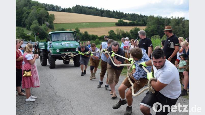 Beim "Unimog-Wettziehen" mussten die Stärksten ran. Bild: bnr