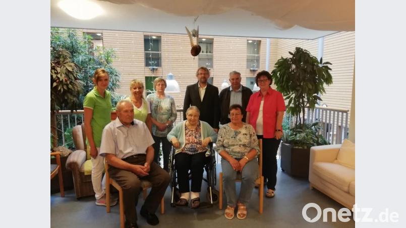 Heimleiterin Claudia Heier, Schwager Manfred Müller, zweiter Bürgermeister Hermann Schraml und Schwester Agnes (hinten von rechts) gratulieren Margarete Seidler (vorne Mitte, mit Bruder Hans und Schwägerin Maria Zeitler) zum 80. Geburtstag. Bild: jzk