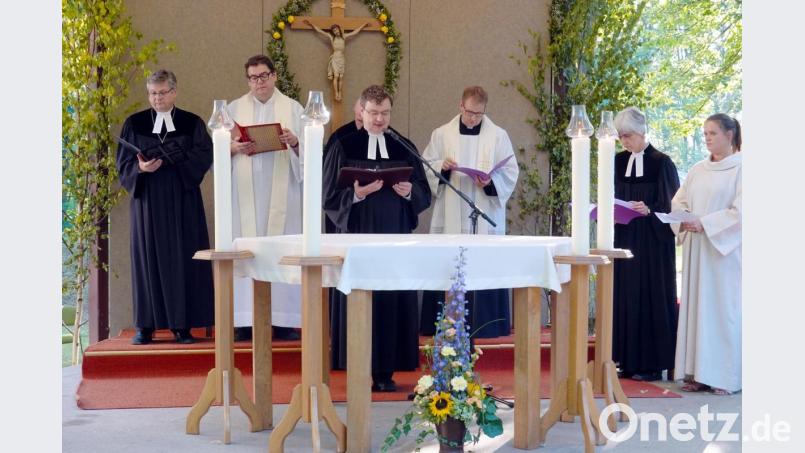 Gemeinsam am Freialtar (von links): Dekan Karlhermann Schötz, Dekan Walter Hellauer, Pfarrer Roland Kurz, Kaplan Daniel Fenk, Pfarrerin Ulrike Häberlein und Gemeindereferentin Katharina Metzl. Bild: cog