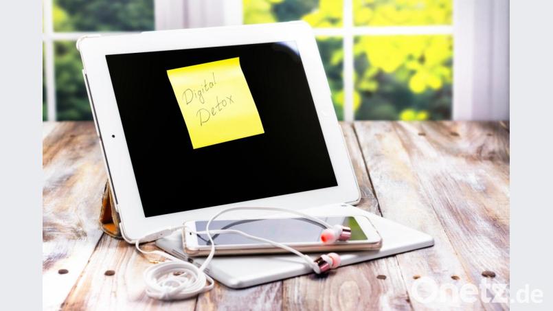 Es ist nie zu spät für eine digitale Entgiftung. Der erste Schritt zur Besserung: Einfach mal das Smartphone ausschalten oder zu Hause lassen. Bild: happy_lark – stock.adobe.com