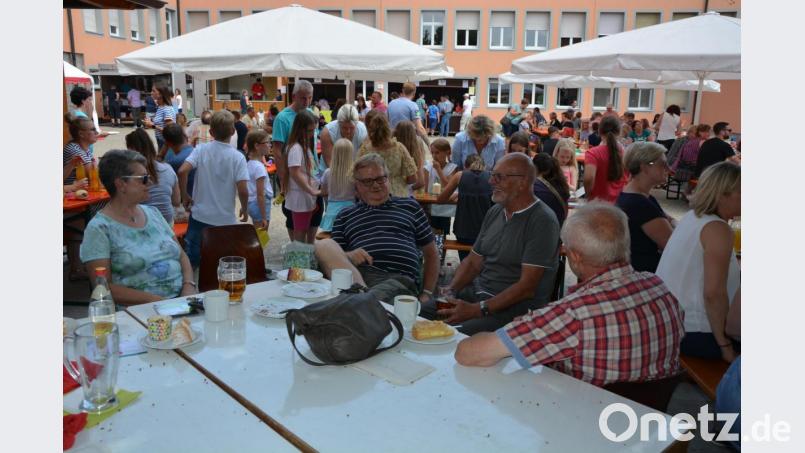 Beim Schulfest der Grundschule Wiesau herrschte gute Laune. Bild: jr