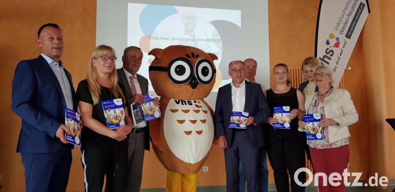 Stellen das neue Programm der Volkshochschule Weiden-Neustadt vor (von links): VHS-Geschäftsführer Stefan Frischholz, Dagmar Bock (Fachbereichsleitung Beruf und Neue Medien), Oberbürgermeister Kurt Seggewiß, stellvertretender Landrat Albert Nickl, Pädagogischer Leiter Leonhard Dietrich, Stefanie Freitag (Leitung Bereiche Gesundheit, Fitness, junge VHS), Annette Suttner (Marketing und Öffentlichkeitsarbeit) und Angelika Meindl (Leitung Bereiche Gesundheit und Kreativität). Die Wissenseule ist das neue Maskottchen der VHS Weiden-Neustadt. Bild: jak