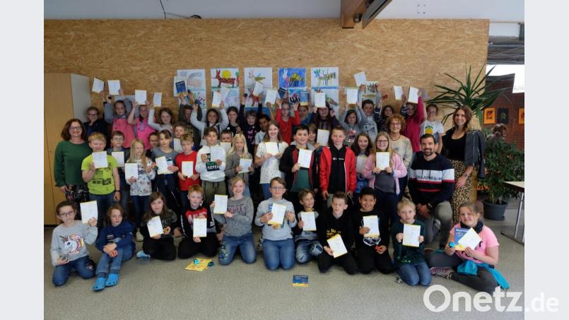 Urkunden und Zauberwürfel gab es für die Dritt- und Viertklässler der Grundschule Mitterteich, die sich am 25. Wettbewerb „Känguru der Mathematik" beteiligt haben. Über die Einsatzfreude und die Erfolge der Schüler freute sich das Lehrpersonal um Rektorin Renate Zuber (links). Bild: Grundschule Mitterteich/exb