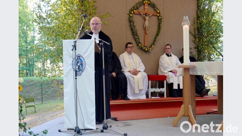 Regionalbischof Hans-Martin Weiss erinnert sich in seiner emotionalen Predigt an seine Kindheit in Sulzbach-Rosenberg. Bild: cog