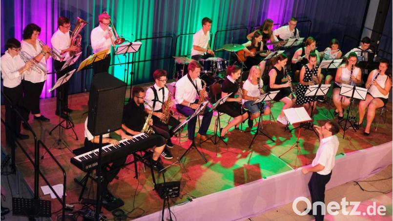 Eine starke Vorstellung bietet das mächtige Schulorchester. Bild: do