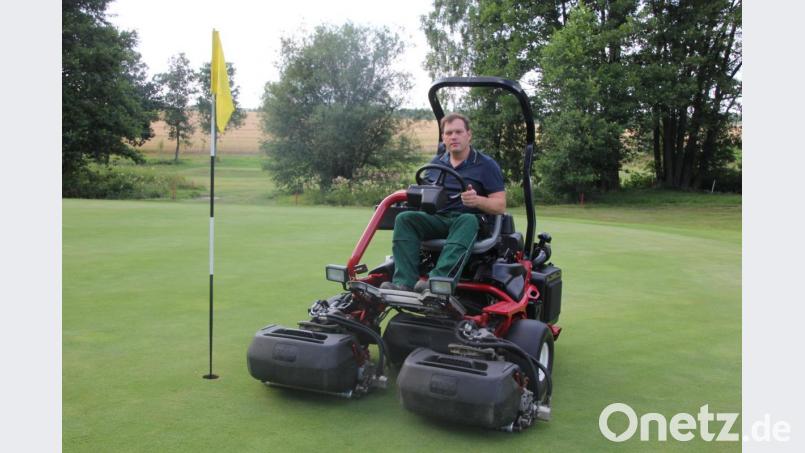 „Head-Greenkeeper“ Thomas Keil bei der Arbeit. Bild: kro