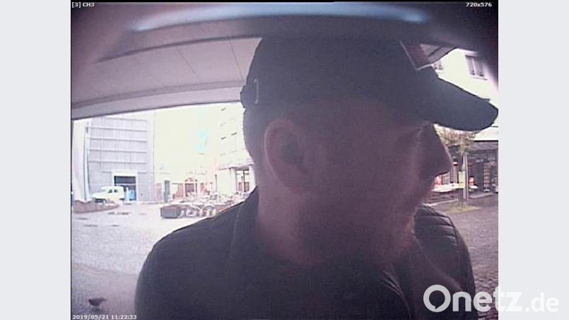 Die Polizei fahndet nach dem Dieb einer EC-Karte, der gerade in Weiden Geld von dem Konto abheben will. Bild: Polizei Weiden
